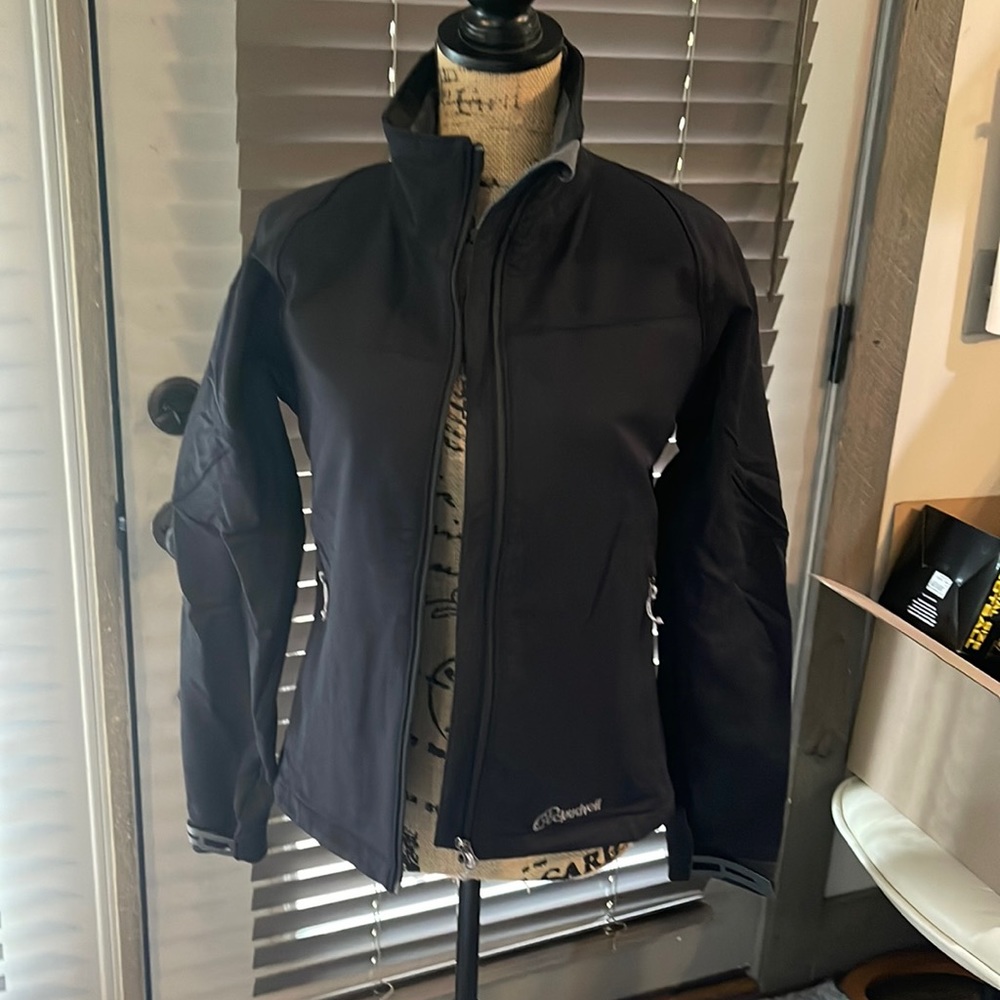 Cloud veil jacket. Inside and outside pockets, Velcro sleeve closure